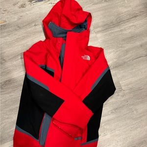 Boys north face winter jacket with removable fleece lining.